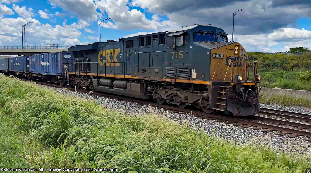 CSX 715 leads I018.